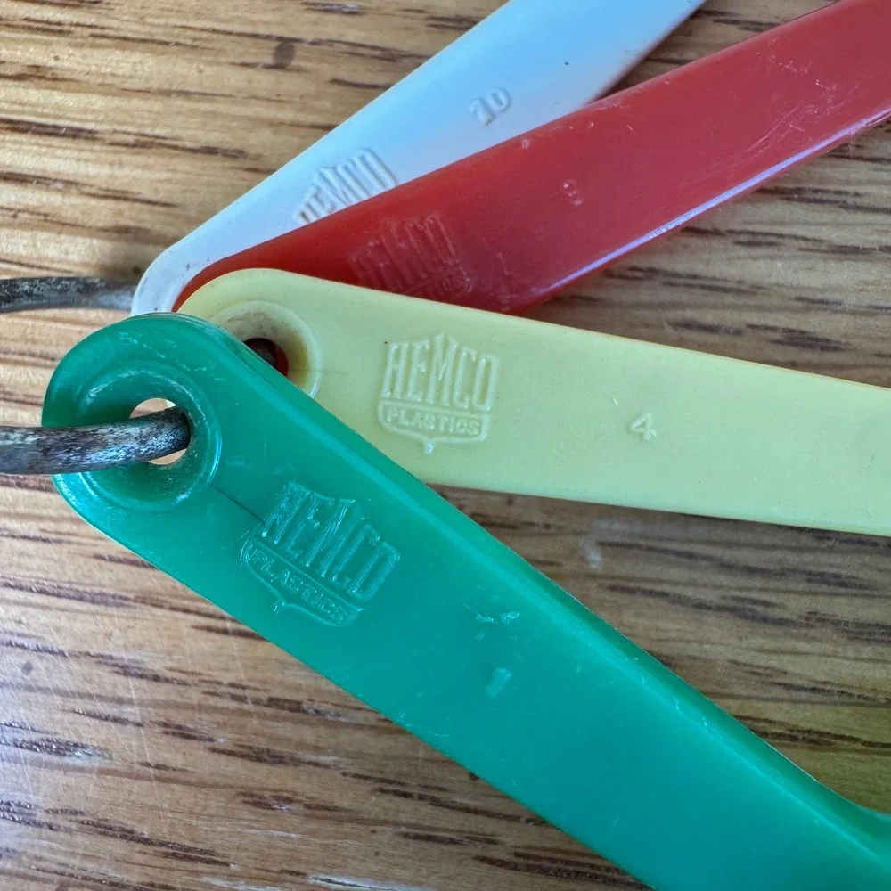 Vintage Hemco Plastics Measuring Spoons Set Primary Colors 4 Piece Retro Kitchen